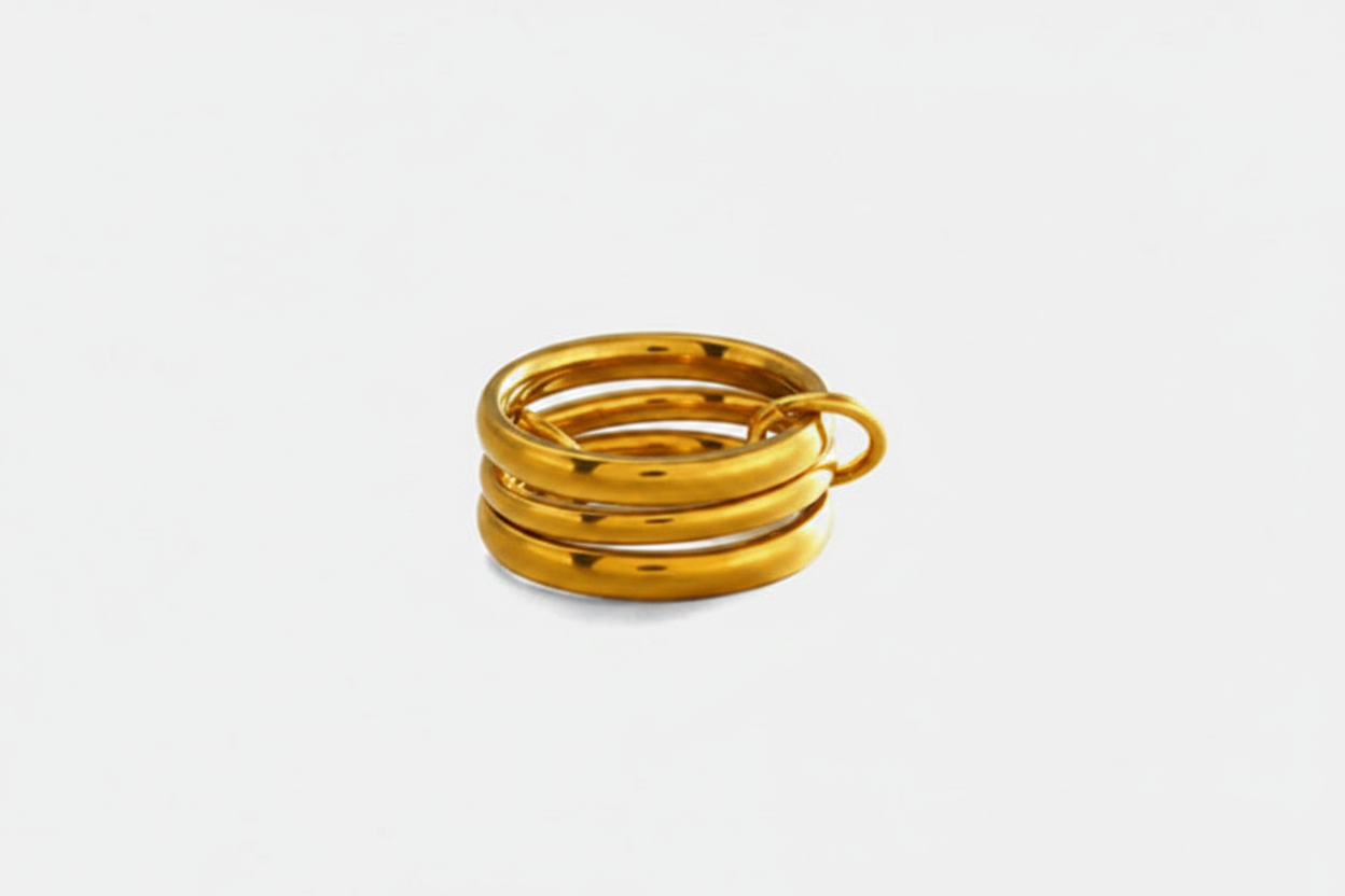 A gold-colored stainless steel ring set with dimension annotations showing an inner diameter of 1.7cm and a width of 0.